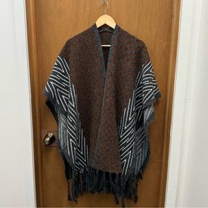 🍁 Women’s Urban Outfitters Black and Brown Sweater Shrug Poncho with Tassels 🍁